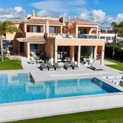 Frontline 5 Bedroom Luxury Villa with Infinity Pool in Albufeira
