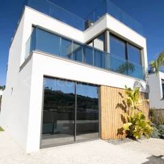 Contemporary 3 Bedroom Villa with Leisure Roof Terrace in Albufeira Marina