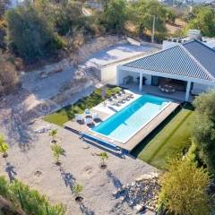 Unique 4 Bedroom Villa with Great Entertaining Space & Sea Views in Loulé