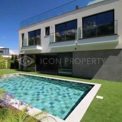 Newly Built 4 Bedroom Villa with Leisure Roof Terrace in Albufeira Marina
